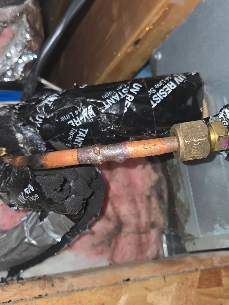 La unión de cobre ya soldada en la línea de refrigerante del mini-split, en lugar del acople rápido que tenía la fuga