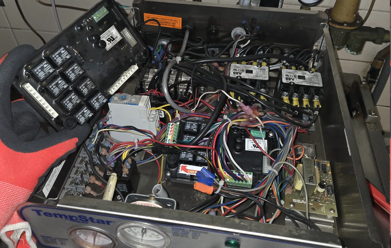 Wiring a universal control board during installation in a commercial dishwasher