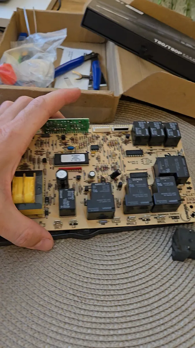 Placa de control de un horno de pared empotrado DCS by Fisher & Paykel durante el diagnóstico del relé de horneado en Los Ángeles