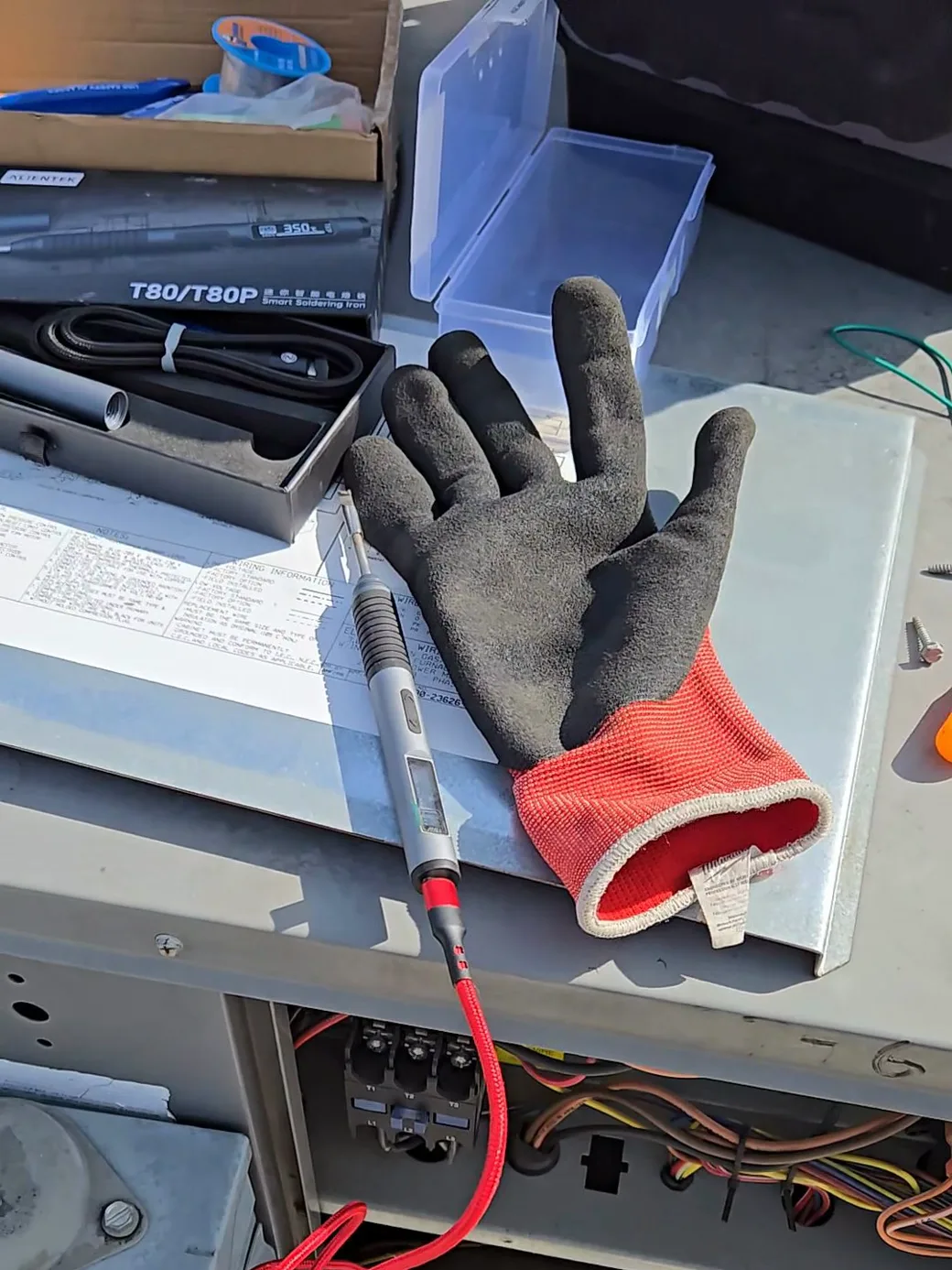 Refundiendo las soldaduras agrietadas de la tarjeta de control con un cautín, directamente en el equipo del techo.