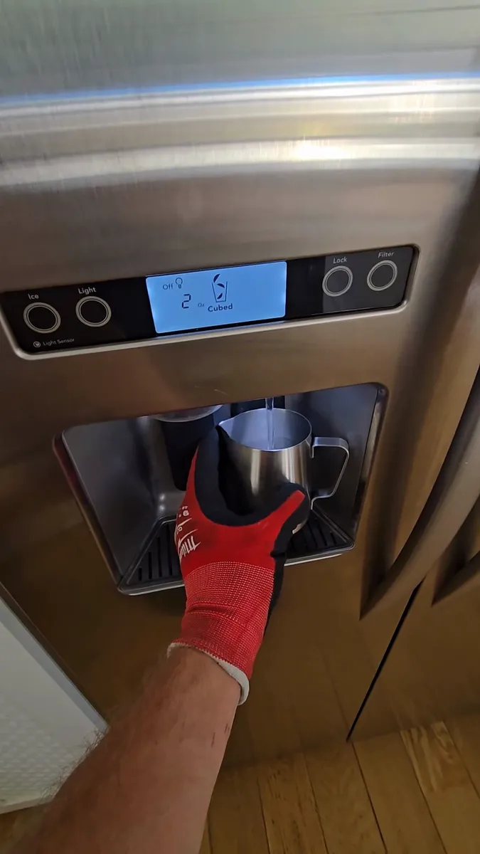 Dispensador de agua de un refrigerador KitchenAid empotrado funcionando correctamente tras el reemplazo del panel de control en Los Ángeles