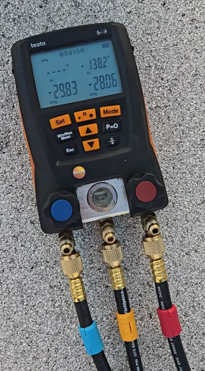 Manómetro testo 549 en el mini-split durante la prueba de vacío después de la reparación con soldadura