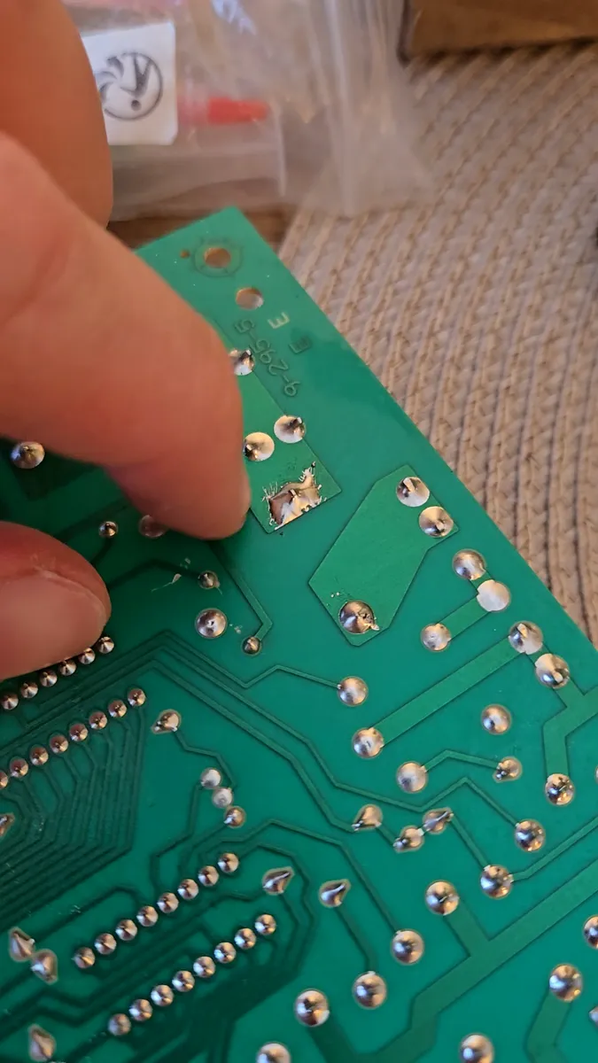 Placa de control del horno con el relé quemado de la resistencia de horneado ya retirado y los pads de contacto limpios