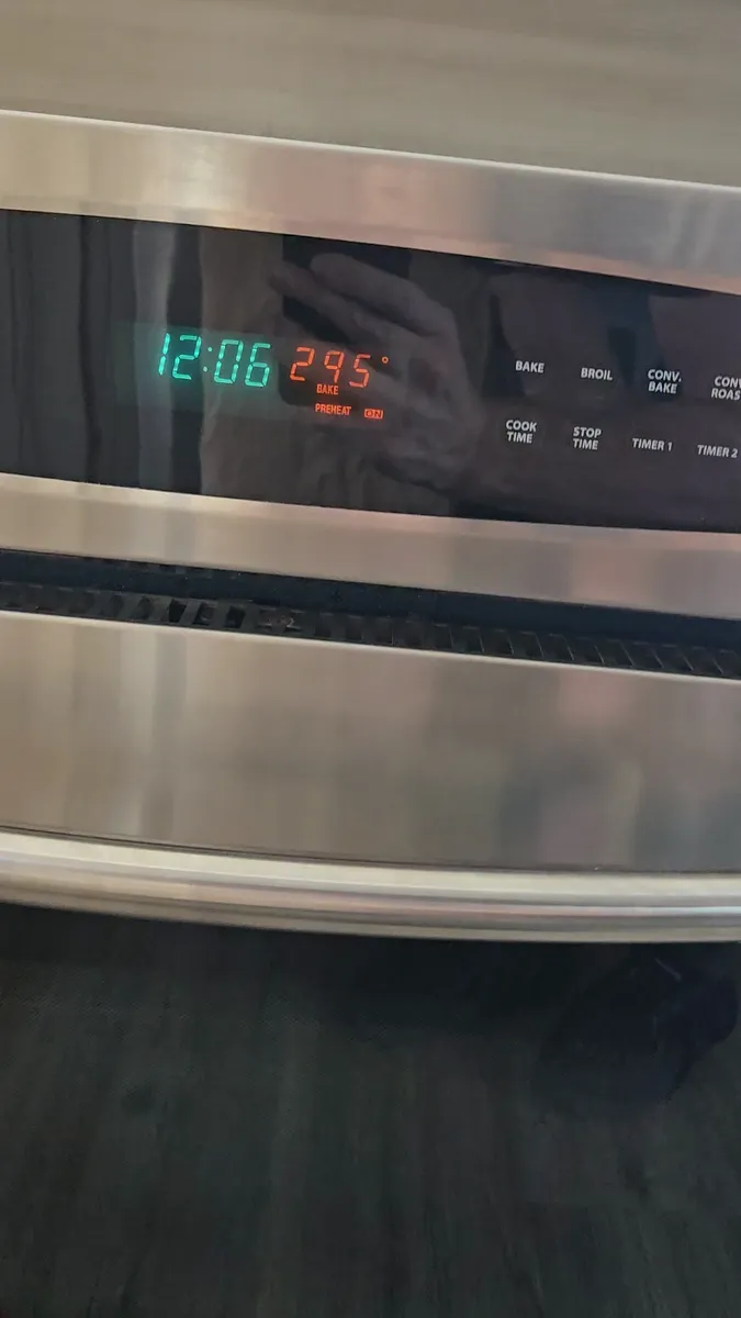 Horno de pared Fisher & Paykel DCS calentando a plena potencia tras la reparación de la placa a nivel de componente