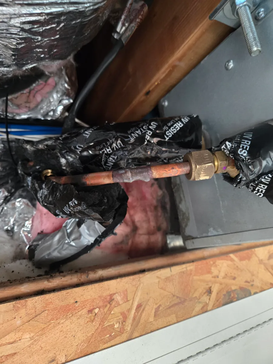 La línea de refrigerante soldada dentro de la cavidad del techo, con viga de madera, tablero OSB y fibra de vidrio por todos lados