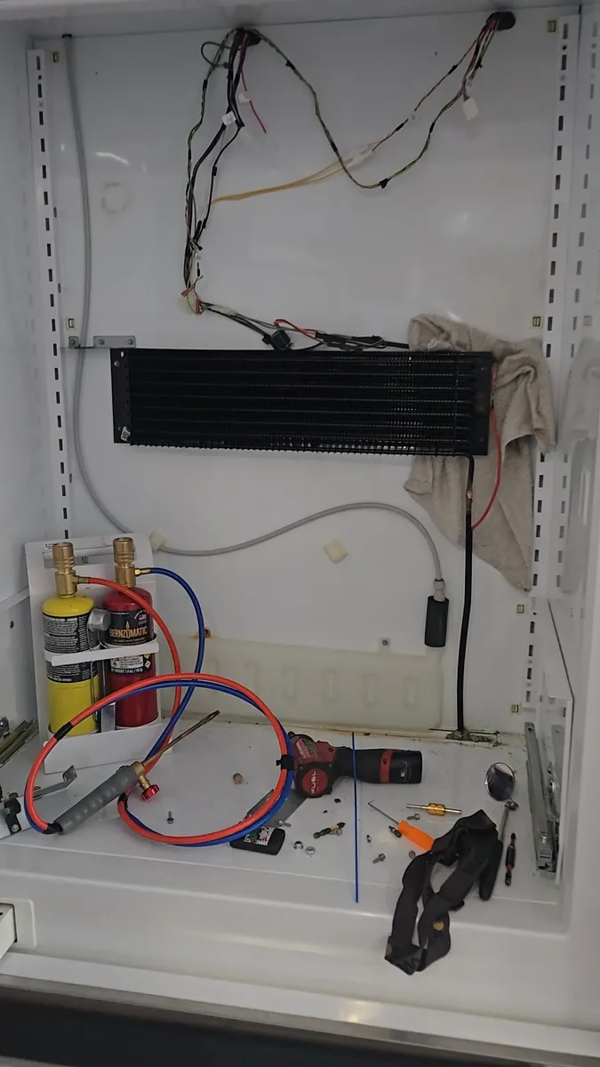 Evaporador nuevo instalado durante la reconstrucción del sistema sellado del refrigerador Viking