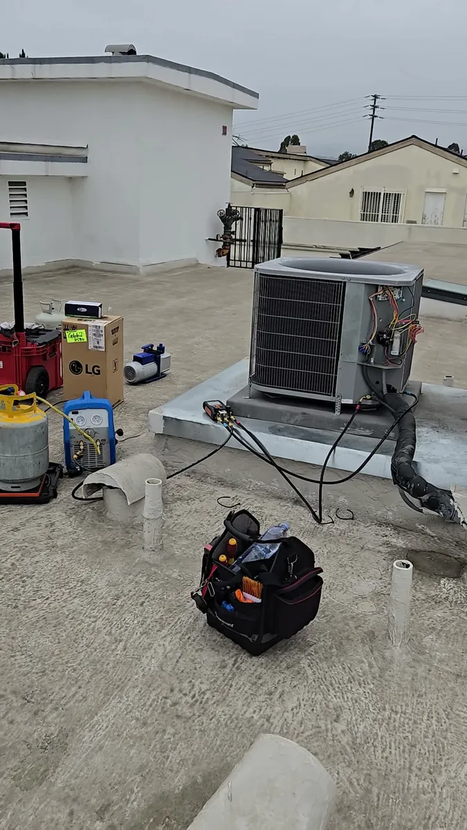 Unidad condensadora comercial ICP Central en la azotea de un edificio durante el reemplazo del compresor en Los Ángeles