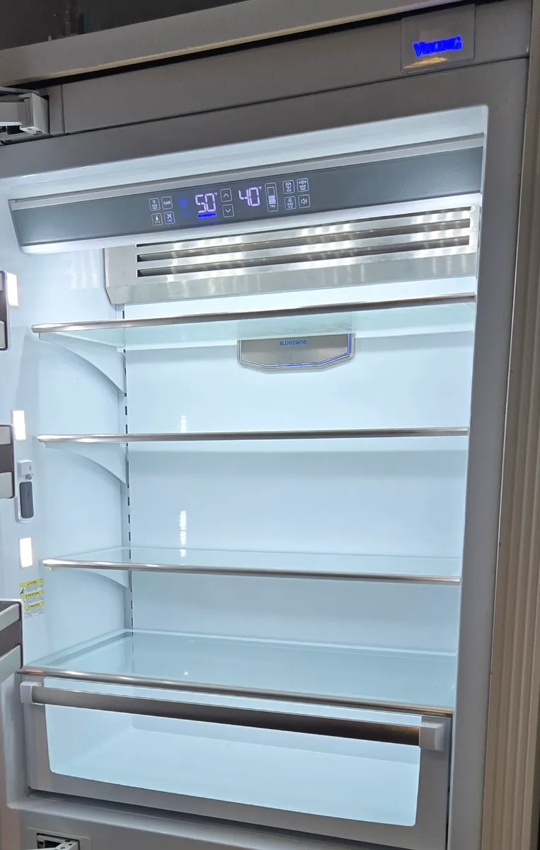 Display del refrigerador Viking marcando 50 y 40 grados durante el enfriamiento tras el cambio del evaporador