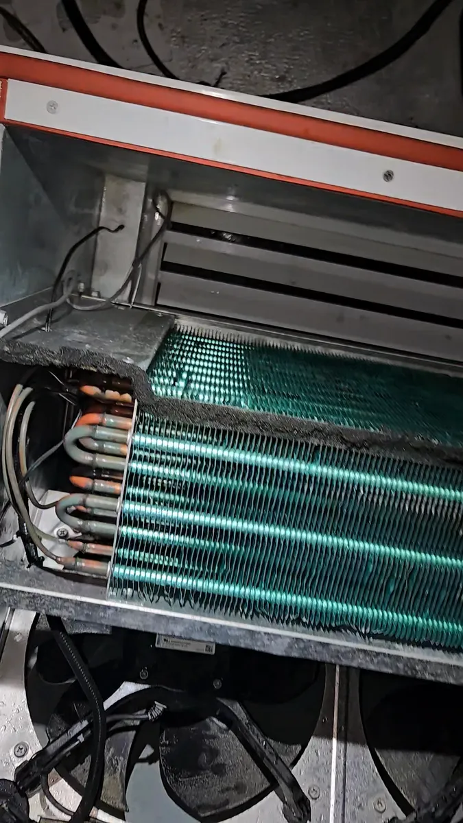 Serpentín del evaporador limpio y sin hielo en la cámara walk-in después de la descongelación con vapor