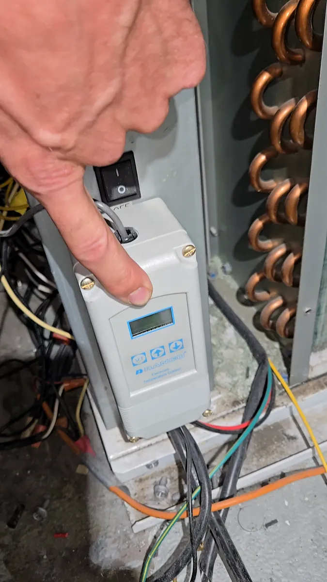 Controlador de temperatura de la cámara walk-in de la panadería durante el diagnóstico