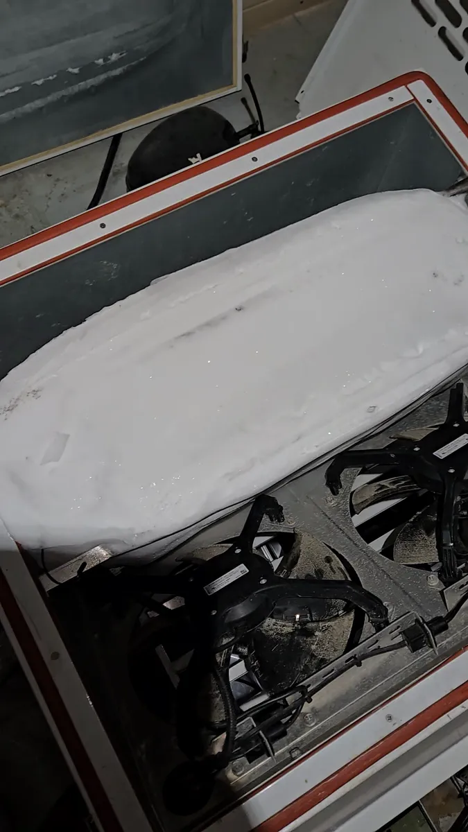 Serpentín del evaporador de la cámara walk-in de una panadería congelado bajo una placa de hielo en Los Ángeles