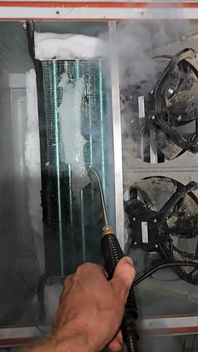 Descongelación con vapor derritiendo el hielo del serpentín del evaporador de la cámara walk-in