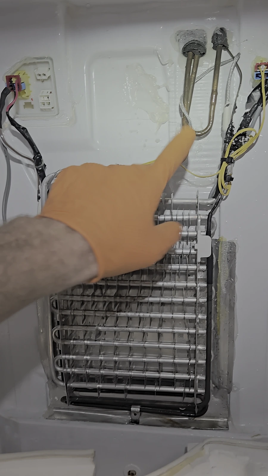 Auxiliary heater fitted around the upper area of the evaporator.