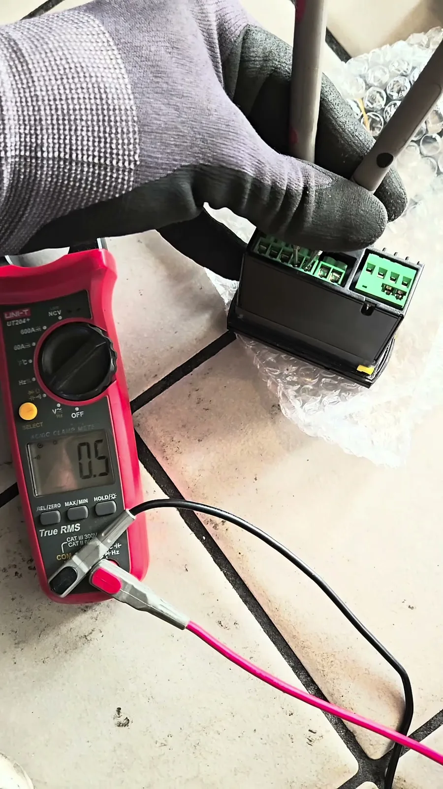 Meter test on the old Carel controller showing continuity between terminals 4 and 5 with the controller disconnected