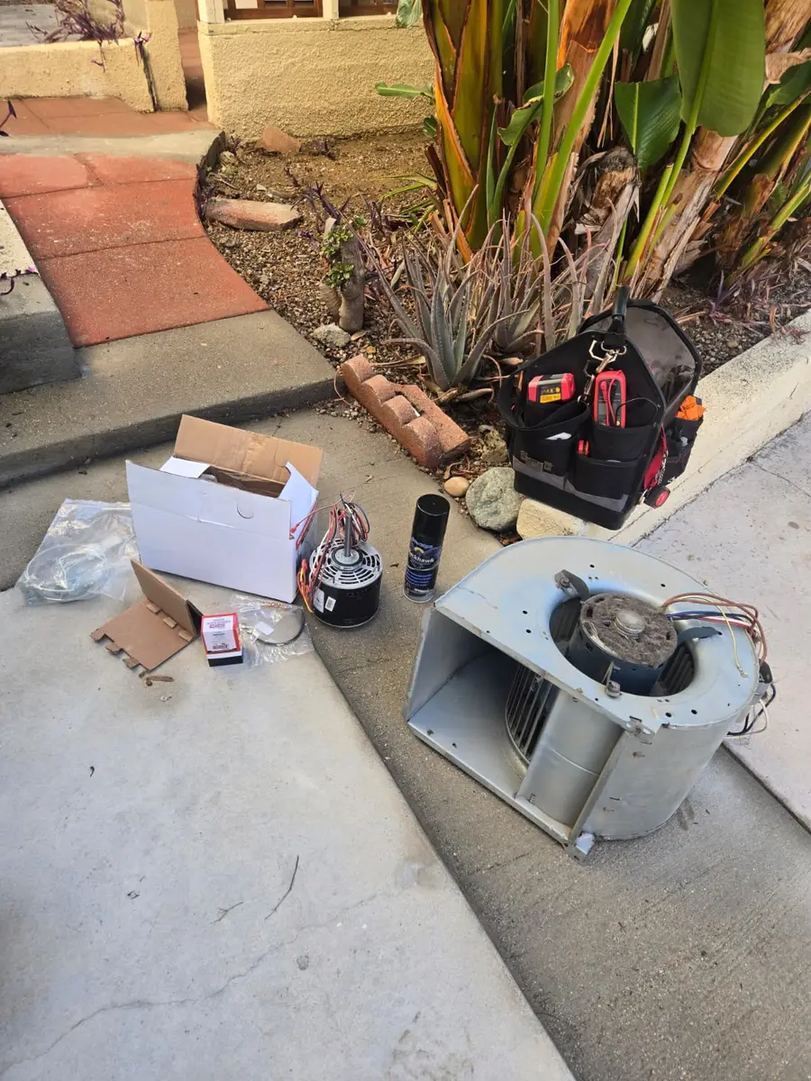 Motor de ventilador nuevo y herramientas preparados por Epic Star antes de la instalación en Tarzana, CA