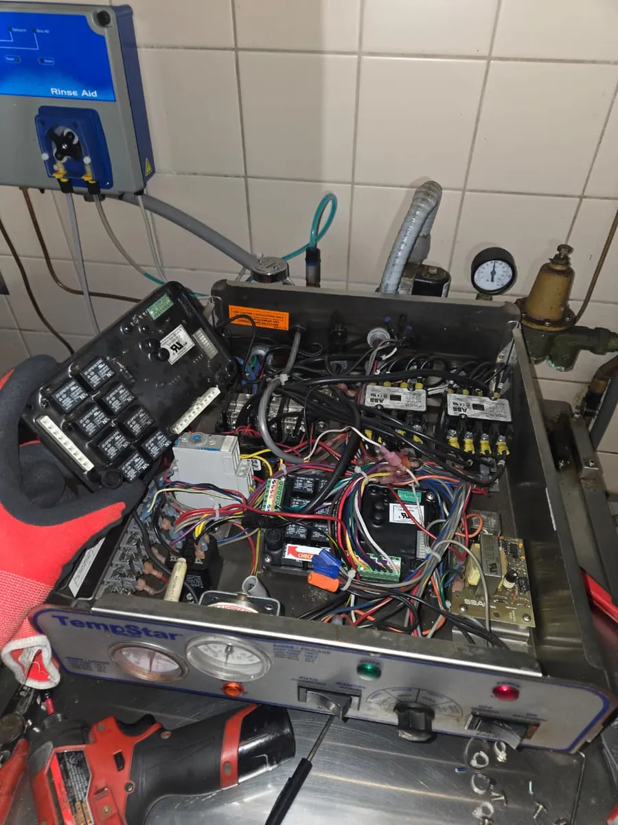 Panel de control de un lavavajillas comercial abierto para reparar relés y cableado por Epic Star en Hollywood, CA