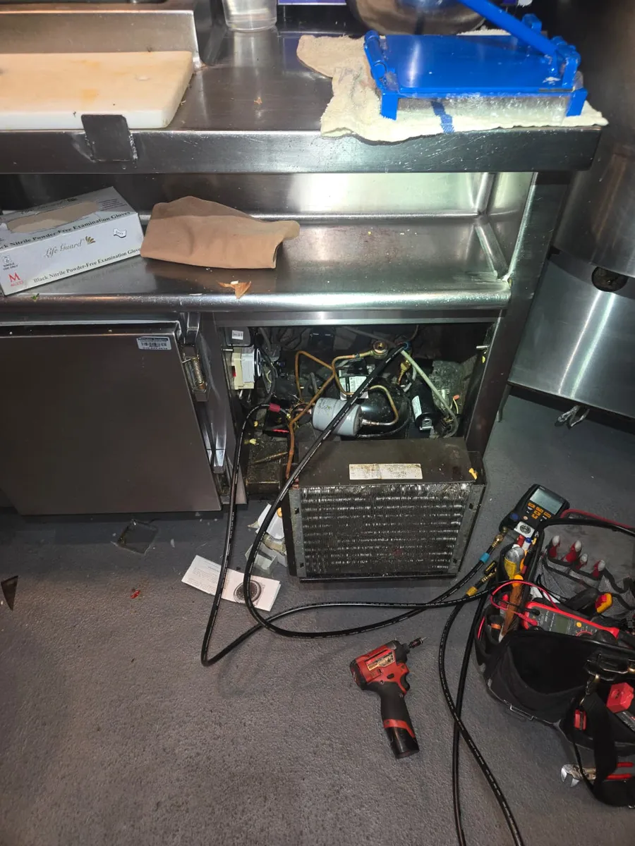 Refrigerador comercial bajo encimera con el compresor extraído para servicio por Epic Star en West Hollywood, CA