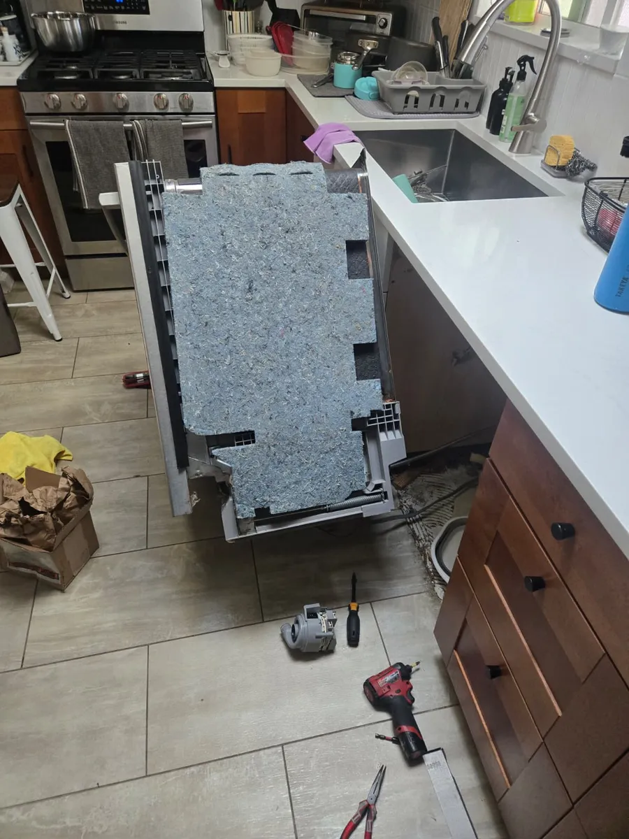 Lavavajillas empotrado extraído del gabinete para reparar una fuga por Epic Star en una cocina de Westwood, CA