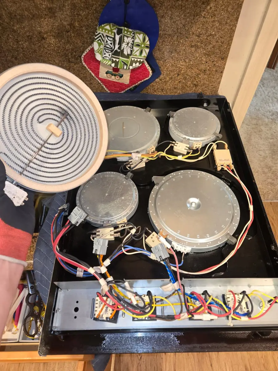 Placa de cocción eléctrica desmontada para reparar las resistencias por Epic Star en Century City, CA