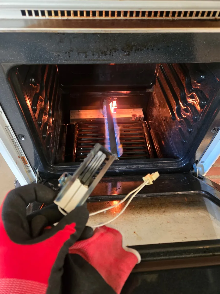 Técnico de Epic Star probando la llama azul tras reemplazar el encendedor de un horno de gas en Santa Monica, CA