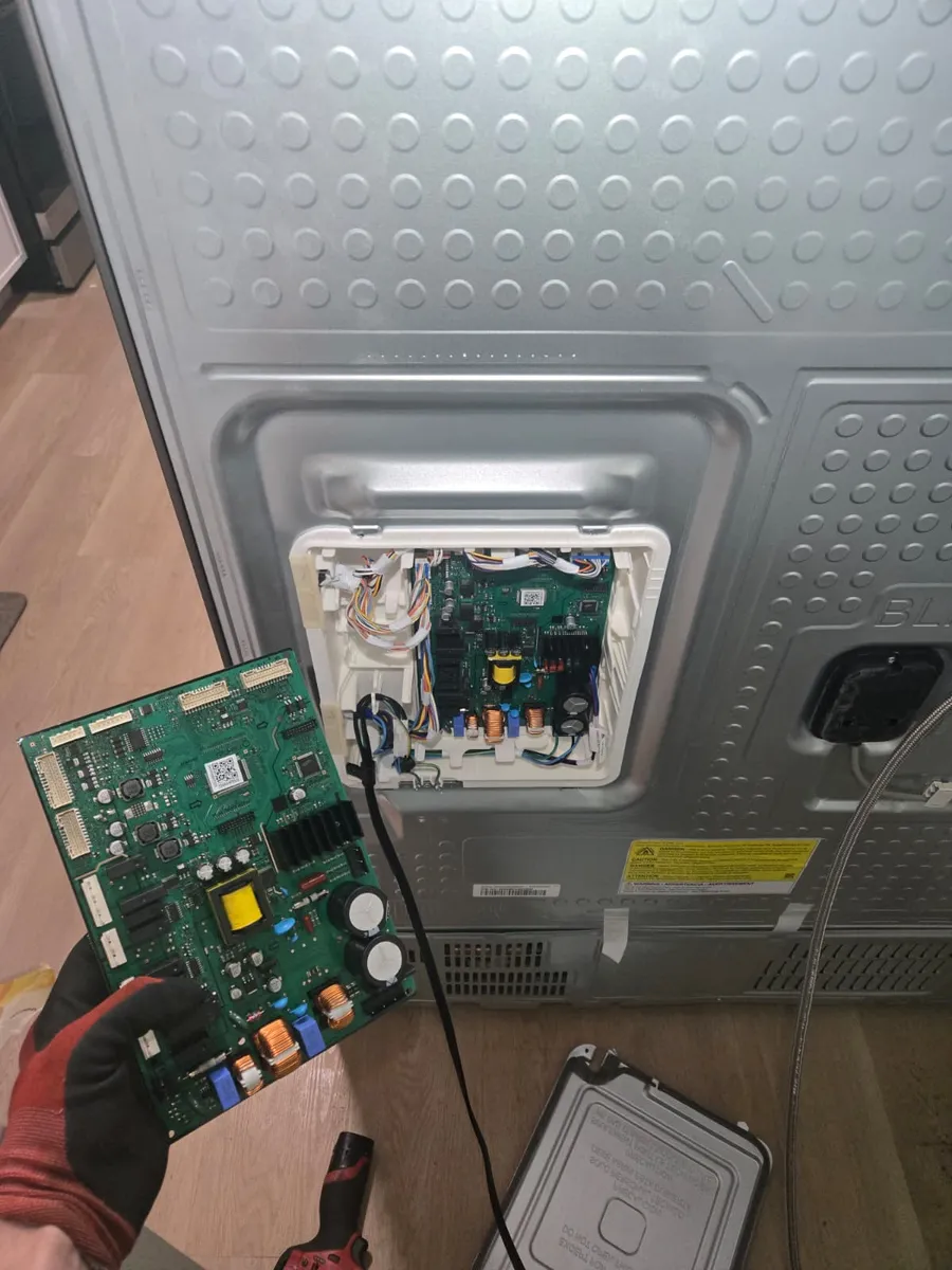 Placa de control nueva para un refrigerador Samsung en manos de un técnico de Epic Star en Venice, CA