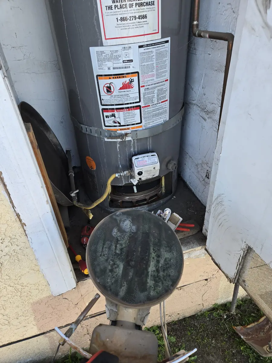 Calentador de agua a gas con panel de acceso removido y válvula de gas reparada por Epic Star en Tarzana, CA