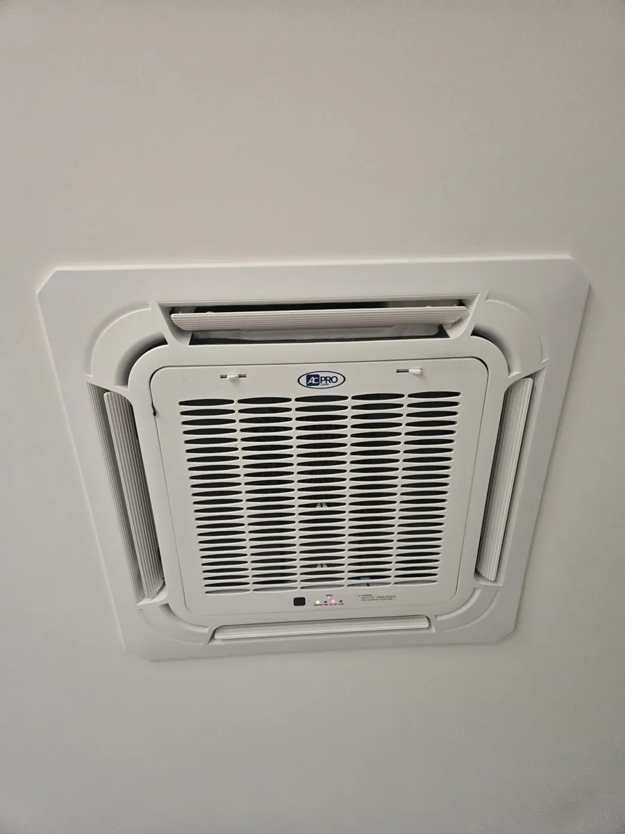Unidad de aire acondicionado de ventana reparada por Epic Star en Hawthorne, CA
